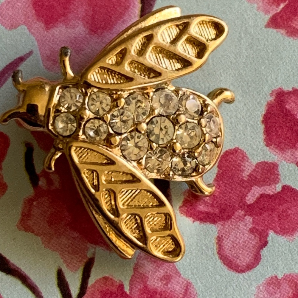 Trifari - Vintage Gold Tone Bee 🐝 Brooch